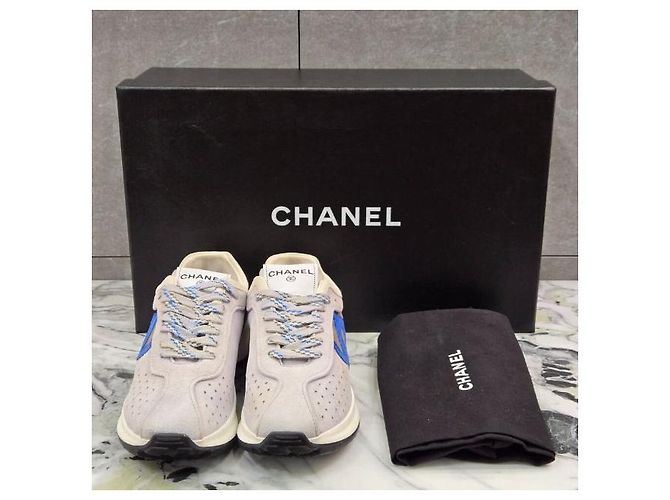 Chanel Baskets en daim avec logo CC - vue 2