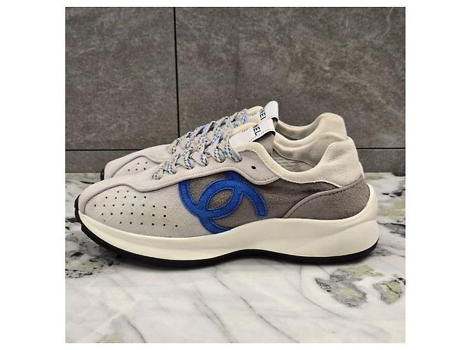 Chanel Baskets en daim avec logo CC - vue 4