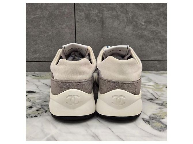 Chanel Baskets en daim avec logo CC - vue 5