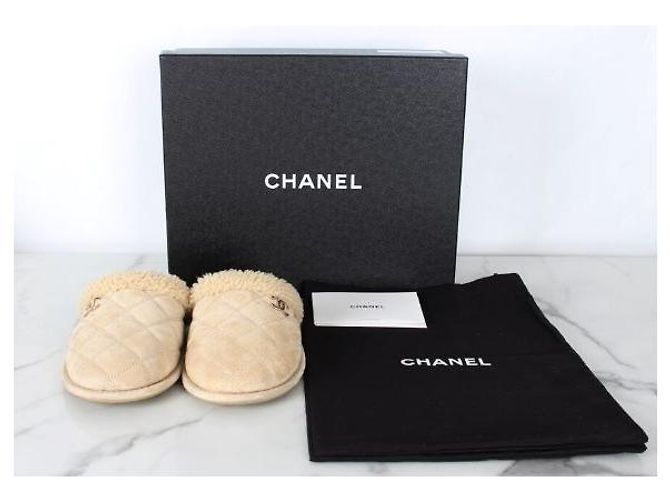 Chanel Mules in camoscio e shearling con logo CC - vista 2