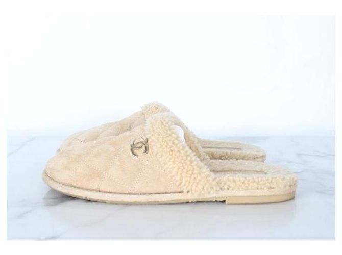 Chanel Mules in camoscio e shearling con logo CC - vista 3