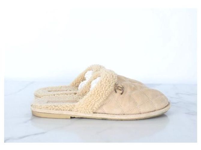 Chanel Mules in camoscio e shearling con logo CC - vista 4