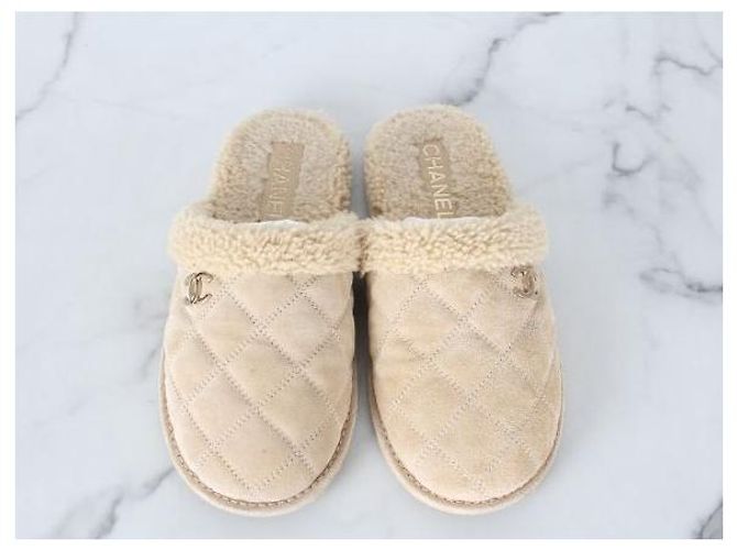 Chanel Mules in camoscio e shearling con logo CC - vista 7