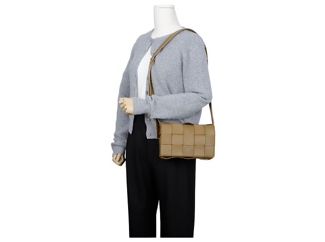 Bottega Veneta Borsa a tracolla Cassette in pelle d'agnello Brown - vista 16