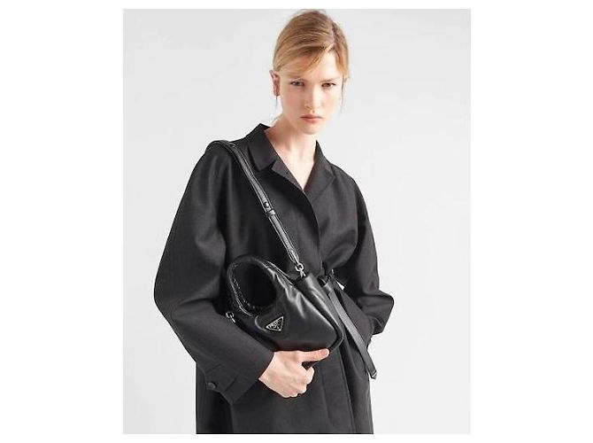 Prada Kleine Tasche aus weichem gestepptem Nappaleder - Ansicht 11