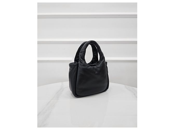 Prada Kleine Tasche aus weichem gestepptem Nappaleder - Ansicht 3