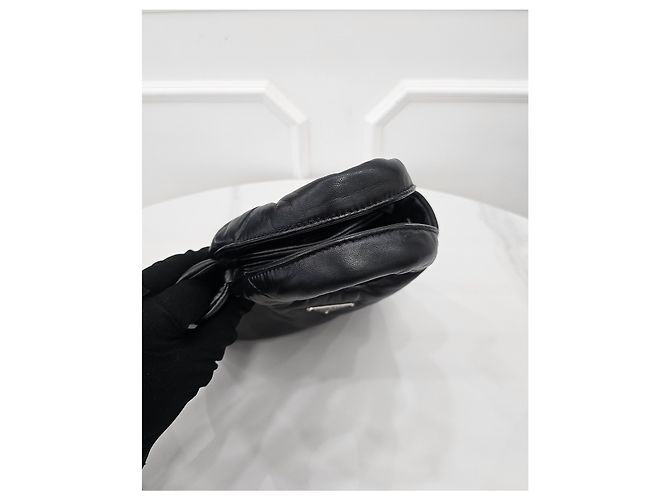 Prada Kleine Tasche aus weichem gestepptem Nappaleder - Ansicht 6
