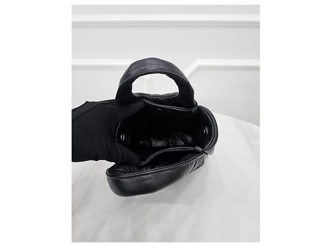 Prada Kleine Tasche aus weichem gestepptem Nappaleder - Ansicht 9