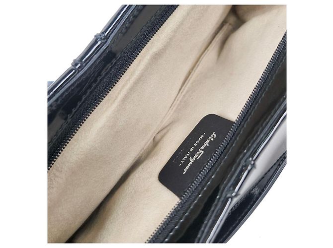 Salvatore Ferragamo Borsa a tracolla in vernice nera con fiocco - vista 12