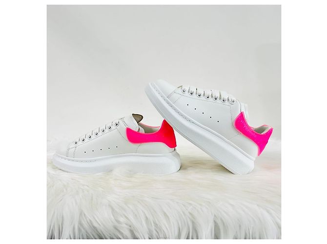 Alexander Mcqueen Sneakers rosa con suola oversized - vista 3