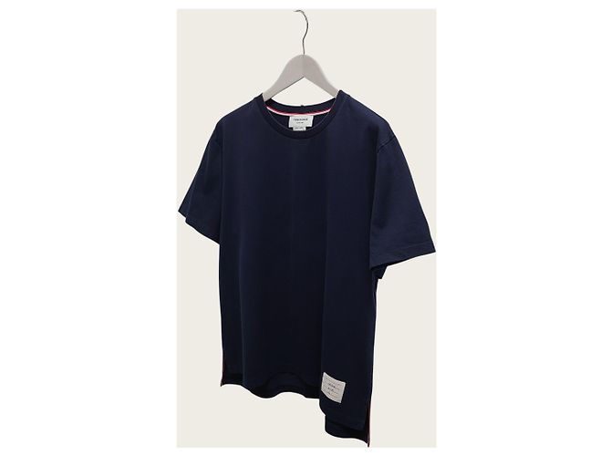 Thom Browne Navy Three Stripe T-Shirt aus mittelschwerem Jersey mit Seitenschlitzen - Ansicht 2