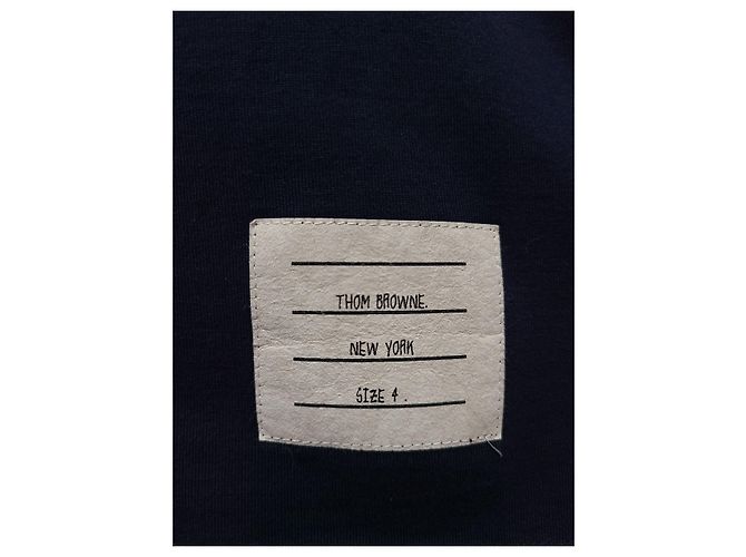Thom Browne Navy Three Stripe T-Shirt aus mittelschwerem Jersey mit Seitenschlitzen - Ansicht 3