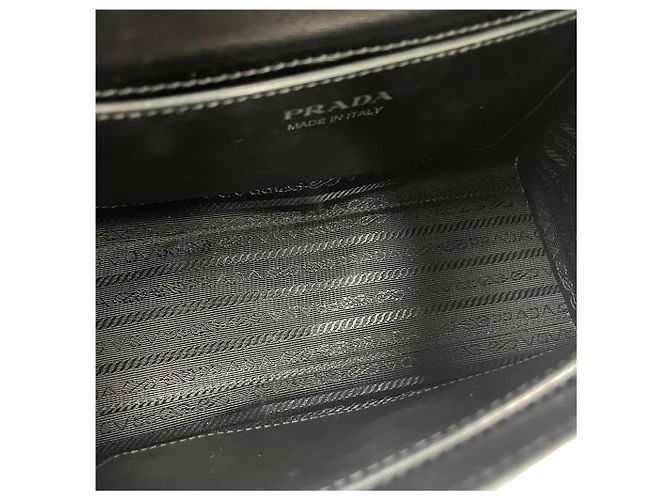 Prada Borsa a tracolla Monochrome in Saffiano nero con catena argentata - vista 5
