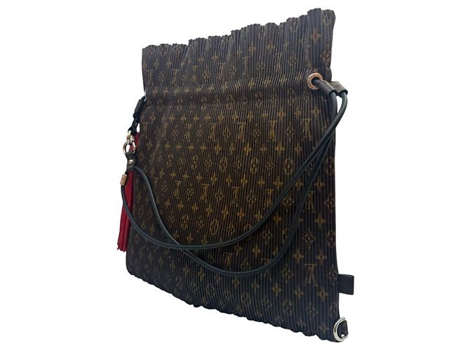 Louis Vuitton Borsa Explorer Plissettata Monogram MM - vista 3