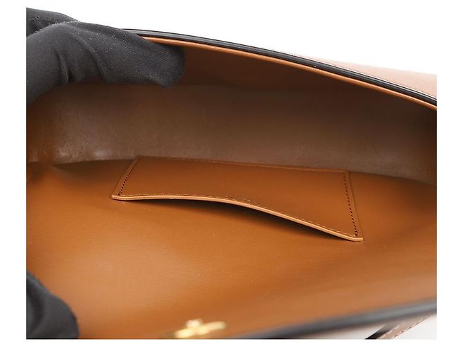 Céline Clutch con correa de piel de becerro lisa Tan - vista 9