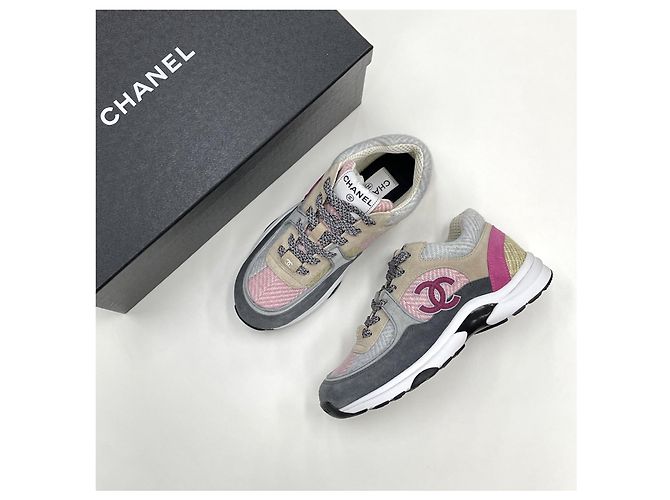 Sneakers Chanel in tweed e camoscio marrone - vista 2