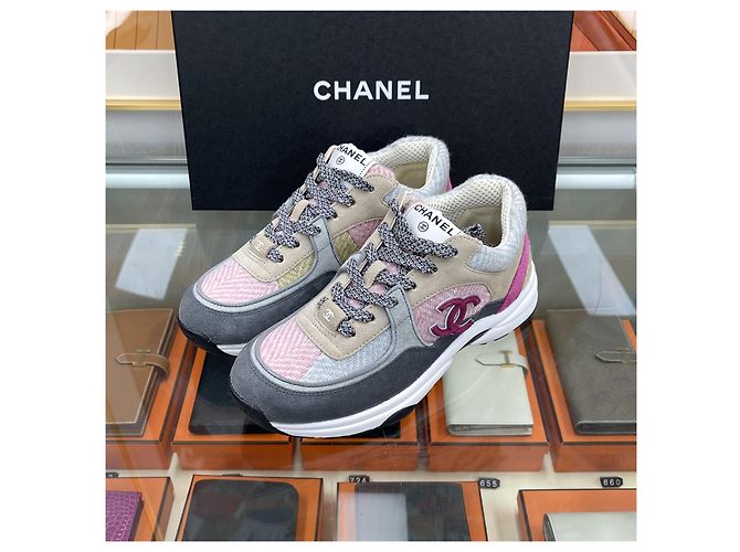 Sneakers Chanel in tweed e camoscio marrone - vista 3