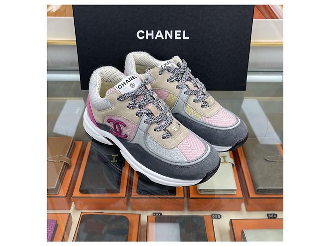 Sneakers Chanel in tweed e camoscio marrone - vista 4