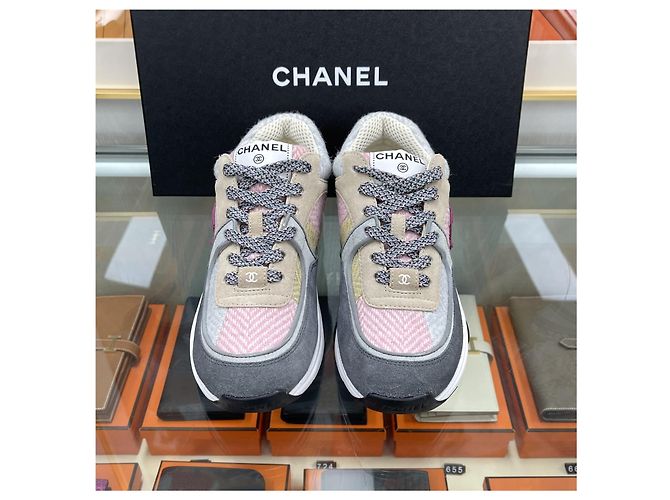 Sneakers Chanel in tweed e camoscio marrone - vista 5