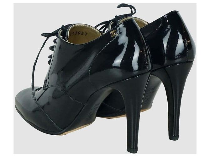 Chanel Tacchi con lacci in pelle verniciata - vista 3