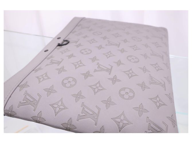 Louis Vuitton Clutch Monogram Shadow Discovery Pochette GM - vista 10