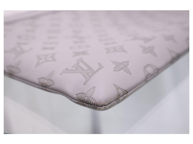 Louis Vuitton Clutch Monogram Shadow Discovery Pochette GM - vista 12