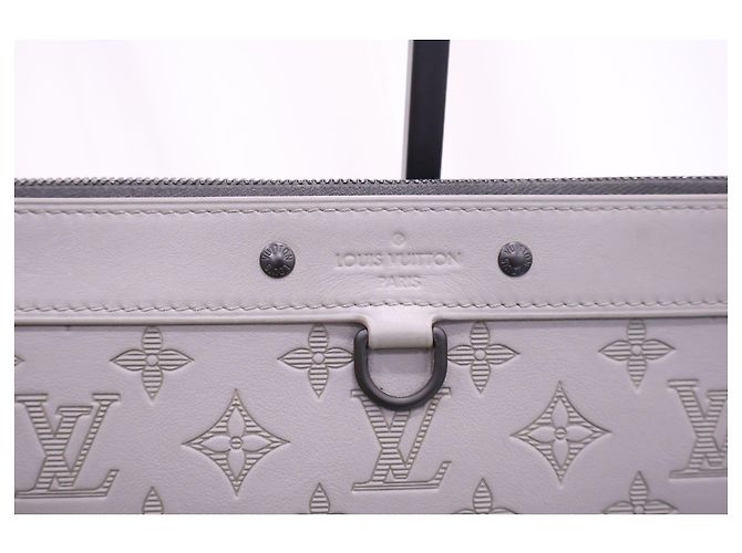 Louis Vuitton Clutch Monogram Shadow Discovery Pochette GM - vista 3