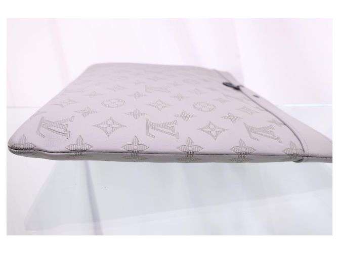 Louis Vuitton Clutch Monogram Shadow Discovery Pochette GM - vista 5