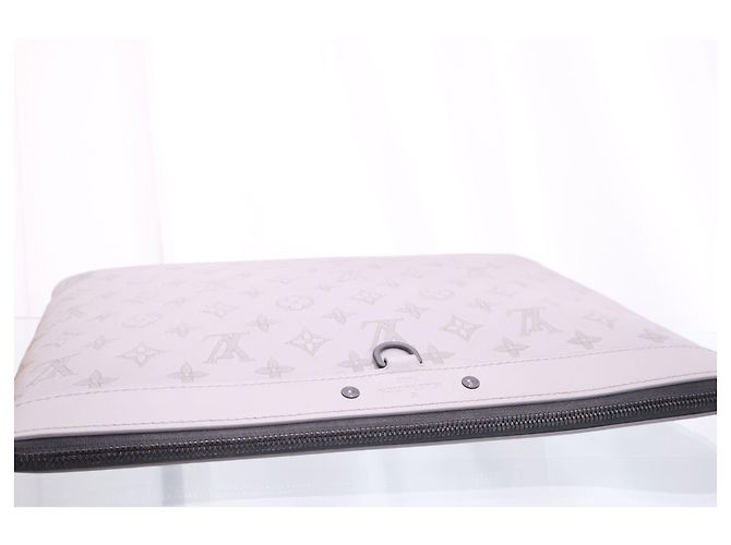 Louis Vuitton Clutch Monogram Shadow Discovery Pochette GM - vista 8