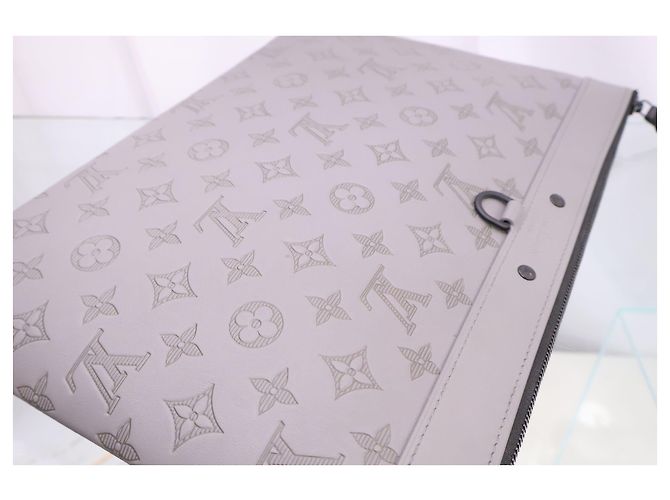 Louis Vuitton Clutch Monogram Shadow Discovery Pochette GM - vista 9