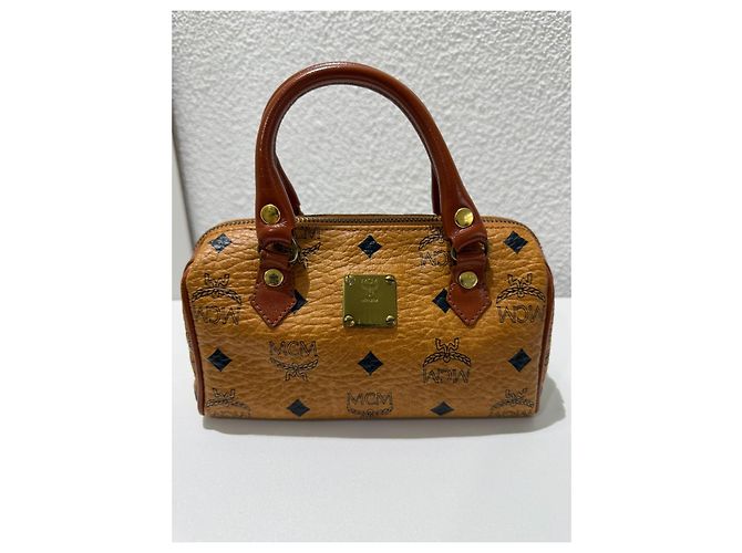 MCM Bolsa Mini Boston Visetos Cognac - vista 2