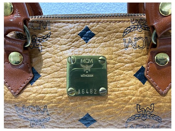 MCM Bolsa Mini Boston Visetos Cognac - vista 3