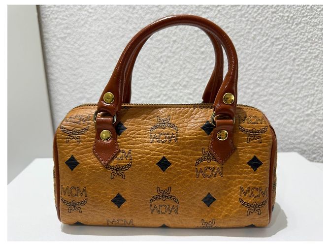 MCM Bolsa Mini Boston Visetos Cognac - vista 4