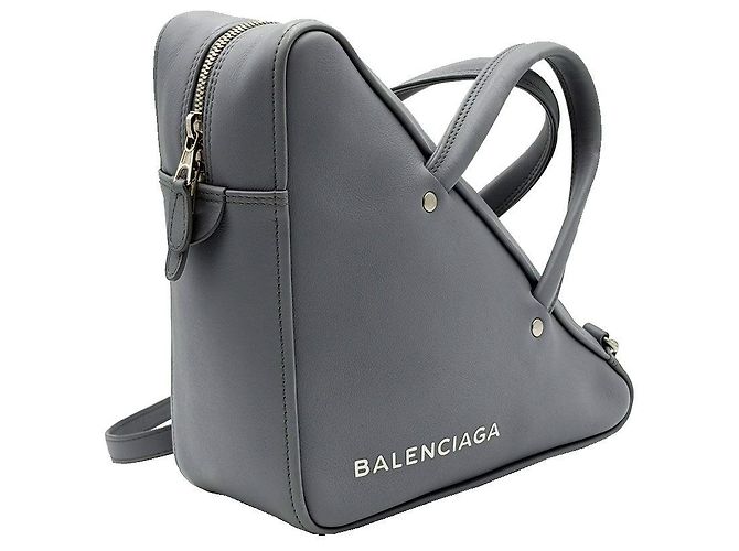 Balenciaga Borsa Duffle Small Triangle in vitello grigio - vista 3