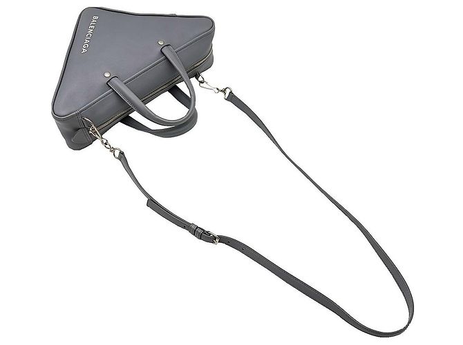Balenciaga Borsa Duffle Small Triangle in vitello grigio - vista 5