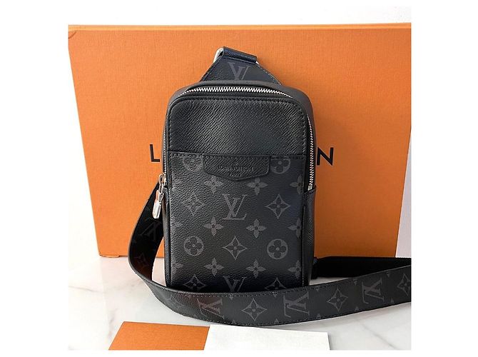 Louis Vuitton Sling Bag Outdoor Monogram Eclipse - vista 2