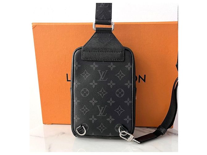 Louis Vuitton Sling Bag Outdoor Monogram Eclipse - vista 3