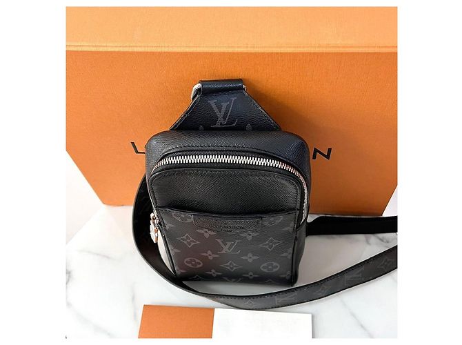Louis Vuitton Sling Bag Outdoor Monogram Eclipse - vista 4