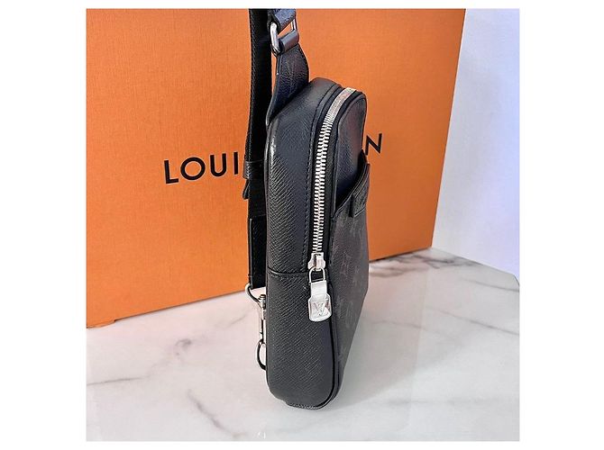 Louis Vuitton Sling Bag Outdoor Monogram Eclipse - vista 6