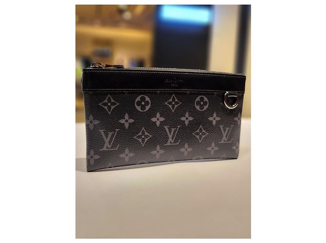 Louis Vuitton Discovery Pochette PM Monogram Eclipse - vista 3
