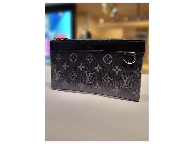 Louis Vuitton Discovery Pochette PM Monogram Eclipse - vista 4