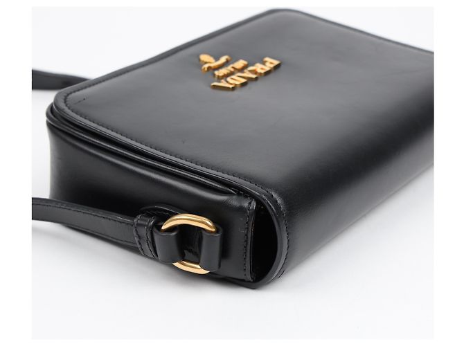 Prada Bolsa Tiracolo Flap Vitello Medium Preta Dourada - vista 12