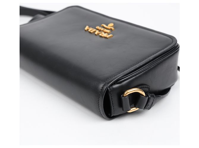 Prada Bolsa Tiracolo Flap Vitello Medium Preta Dourada - vista 13