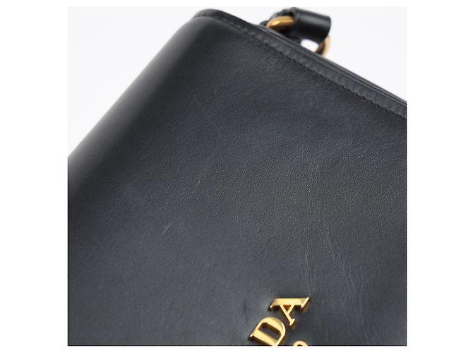 Prada Bolsa Tiracolo Flap Vitello Medium Preta Dourada - vista 17