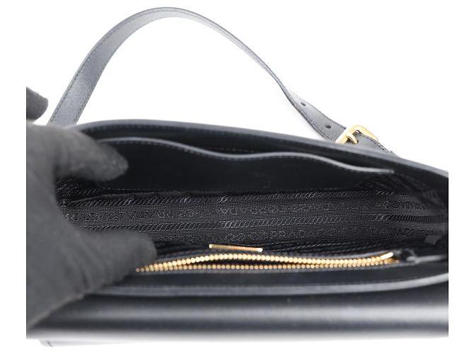 Prada Bolsa Tiracolo Flap Vitello Medium Preta Dourada - vista 19