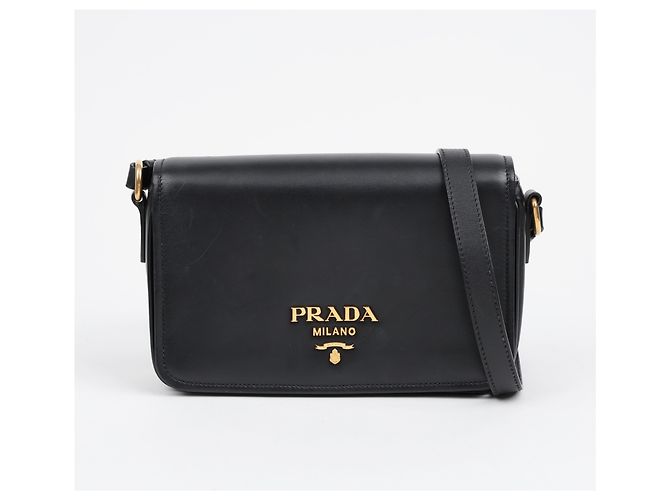 Prada Bolsa Tiracolo Flap Vitello Medium Preta Dourada - vista 2
