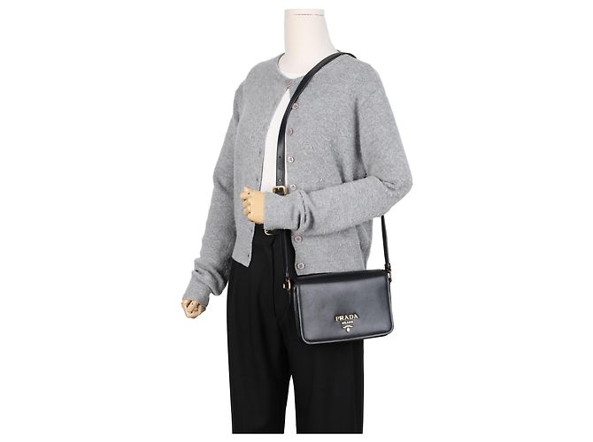 Prada Bolsa Tiracolo Flap Vitello Medium Preta Dourada - vista 22