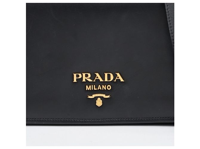 Prada Bolsa Tiracolo Flap Vitello Medium Preta Dourada - vista 3