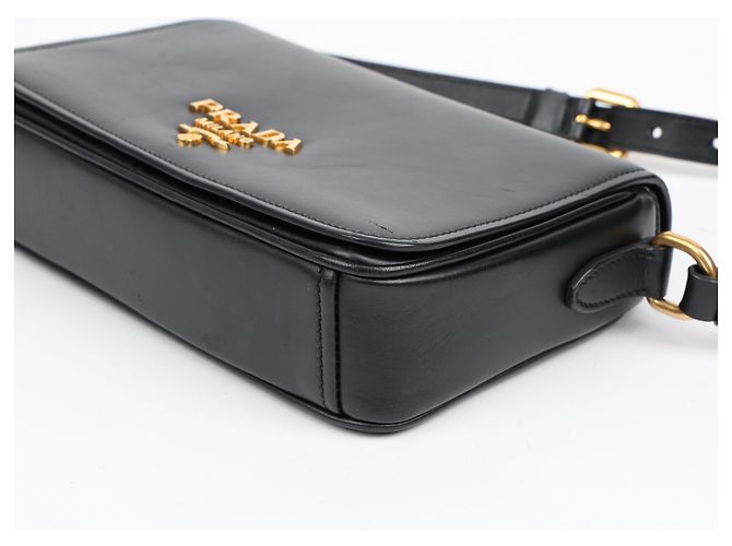 Prada Bolsa Tiracolo Flap Vitello Medium Preta Dourada - vista 9