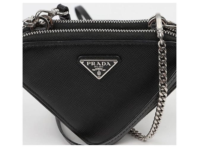 Prada Mini Bolsa Saffiano Triangle Preta - vista 2